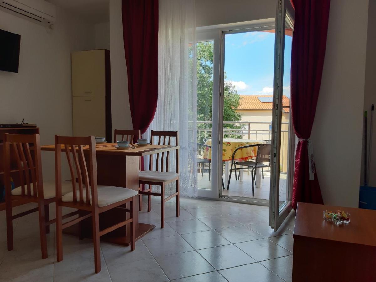 Apartments Mihael Malinska Exterior photo